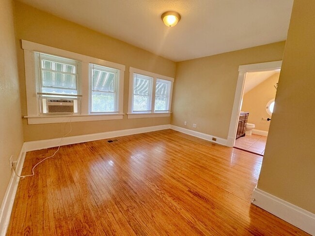 Building Photo - 6 Bedroom on Campus