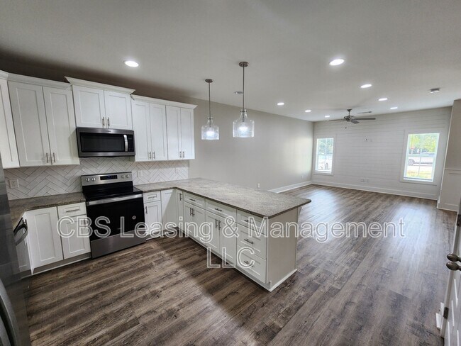 Building Photo - 630 Village Dr