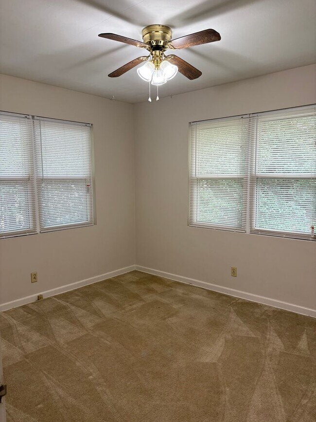 Building Photo - WS- 825/827 INGLESIDE DR
