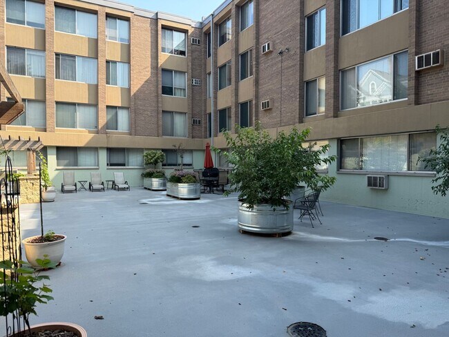 Building Photo - Lovely Lowry Hill 1 Bedroom Condo