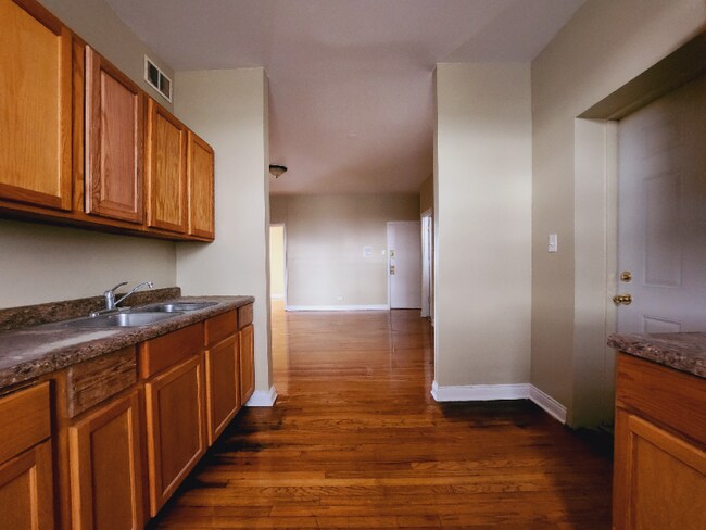 Building Photo - 1548 N Parkside Ave