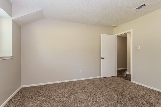 Building Photo - 26218 Maplewood Dr