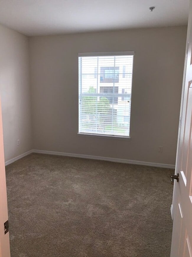 Building Photo - Condo for rent