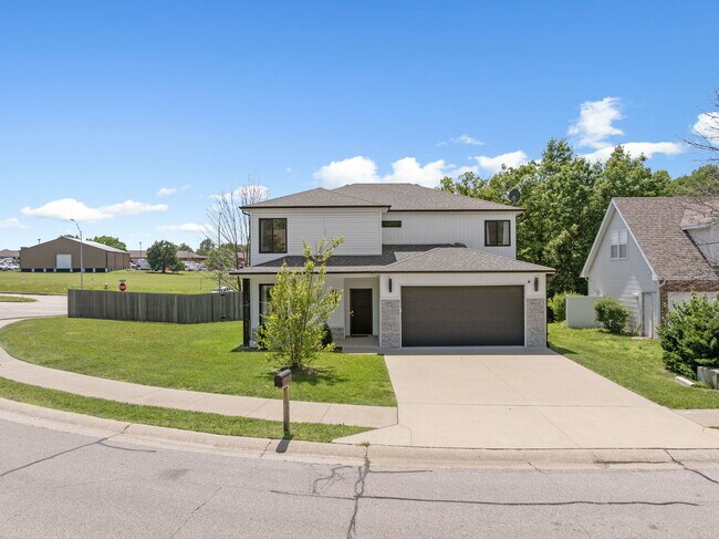 Building Photo - 3201 Crestwood Ln