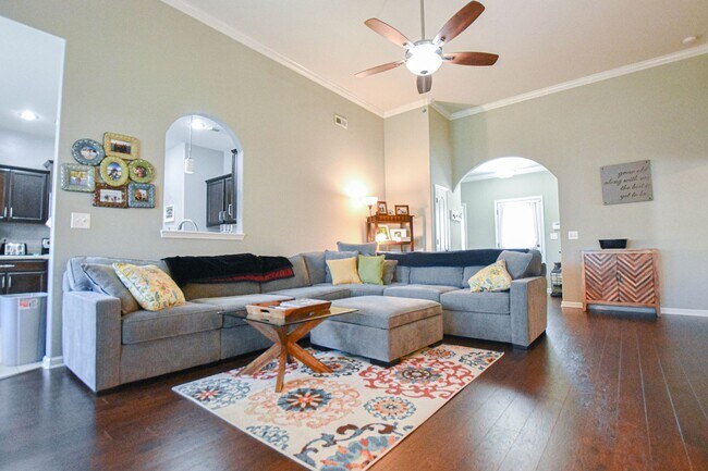 Building Photo - Pet Friendly Three Bedroom!