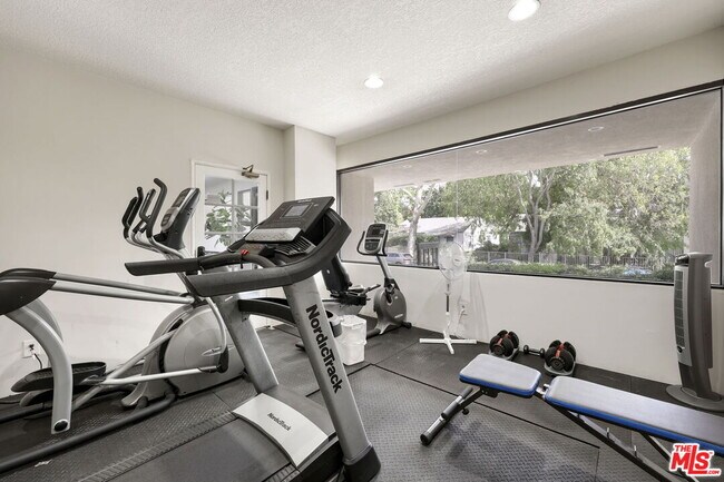 Building Photo - 723 Westmount Dr