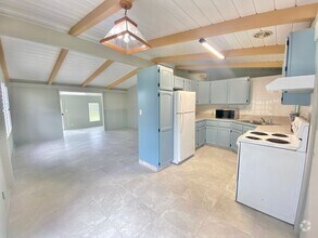 Building Photo - Recently Renovated 3 bed, 1.5 bath house i...