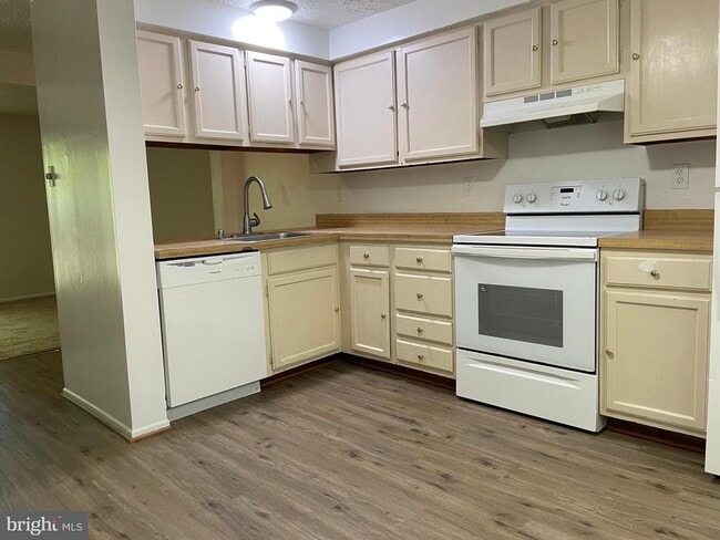 Building Photo - 1542 Pin Oak Dr