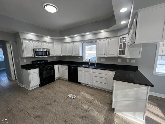 Building Photo - 5343 S Linwood Ave