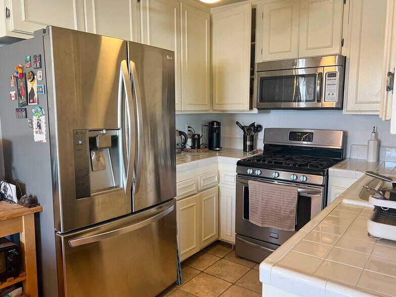 Kitchen - 845 Brooks Ave