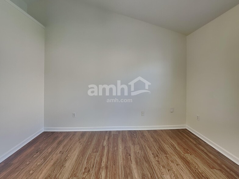 Building Photo - 32 Riverbed Dr