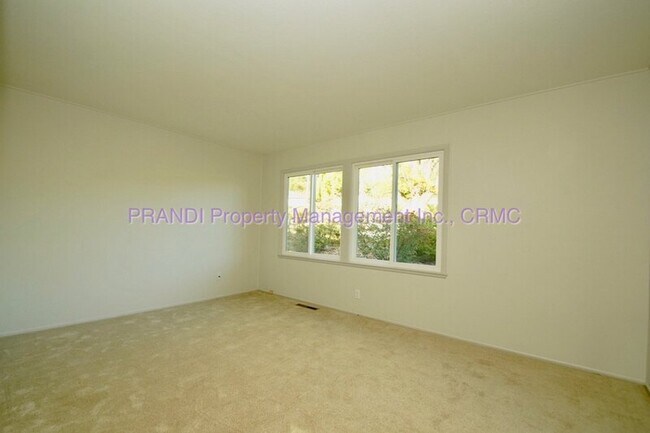 Building Photo - 525 Las Colindas Rd