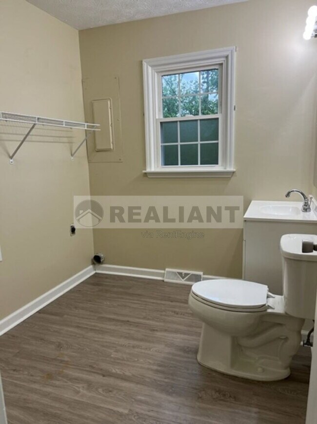 Building Photo - 108 Oakwood Dr