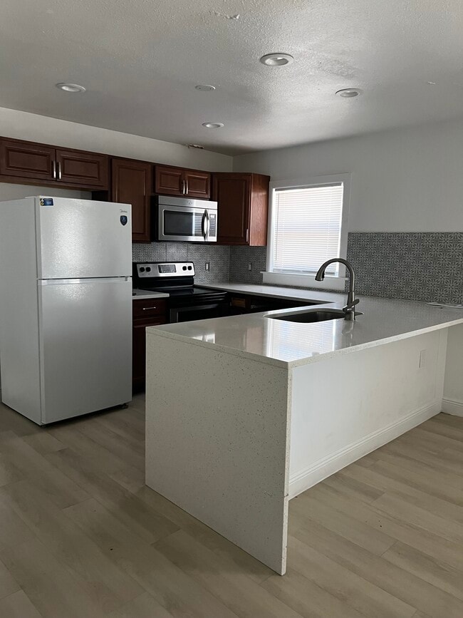 Building Photo - 224 W Cypress St