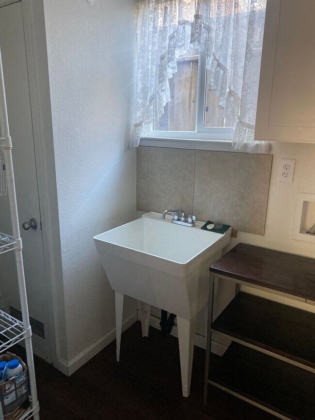 Building Photo - Charming 2 bedroom, 1 bathroom house with ...
