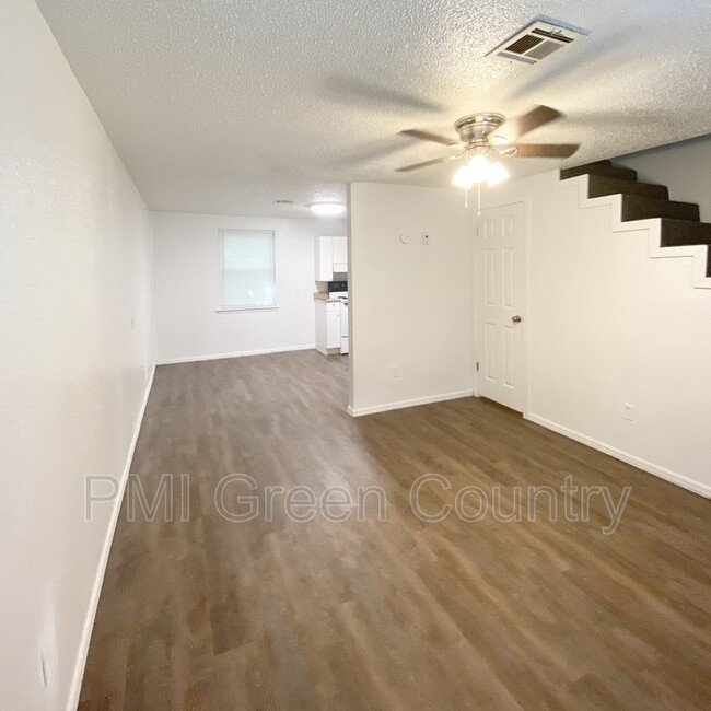 Building Photo - 318 E Redwood St