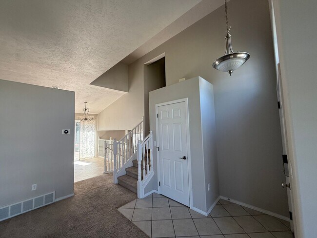 Building Photo - Beautiful 4 Bed, 3.5 Bath Home in Eagle Ridge