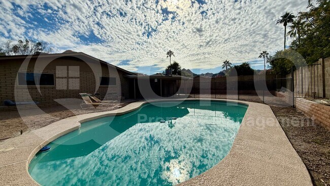 Building Photo - 2502 E Sahuaro Dr