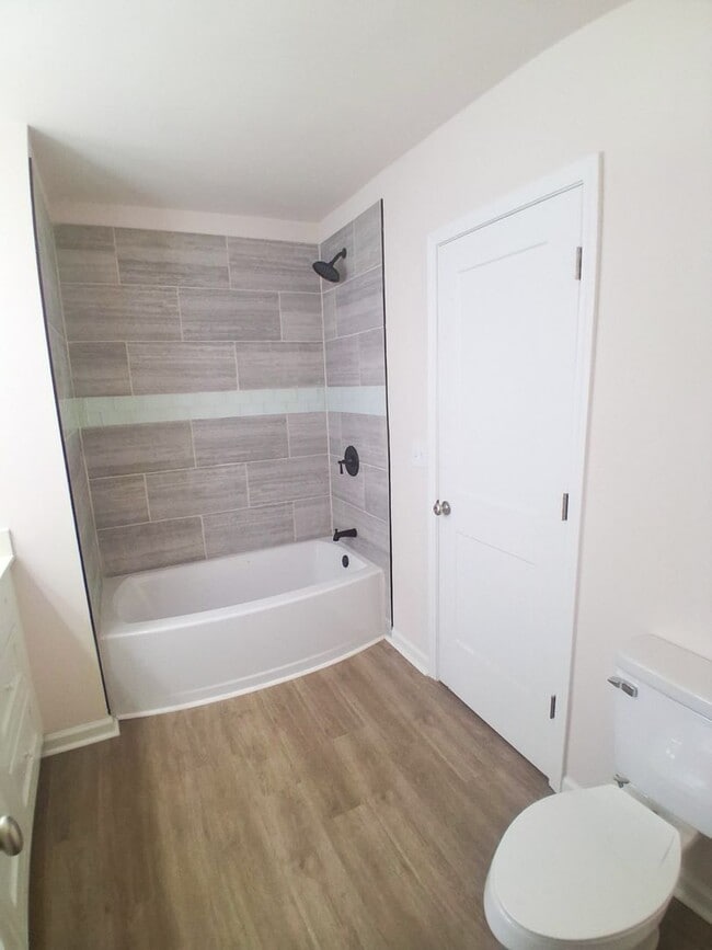 Building Photo - Charming 3 Bedroom, 2 Bath Home with Garag...