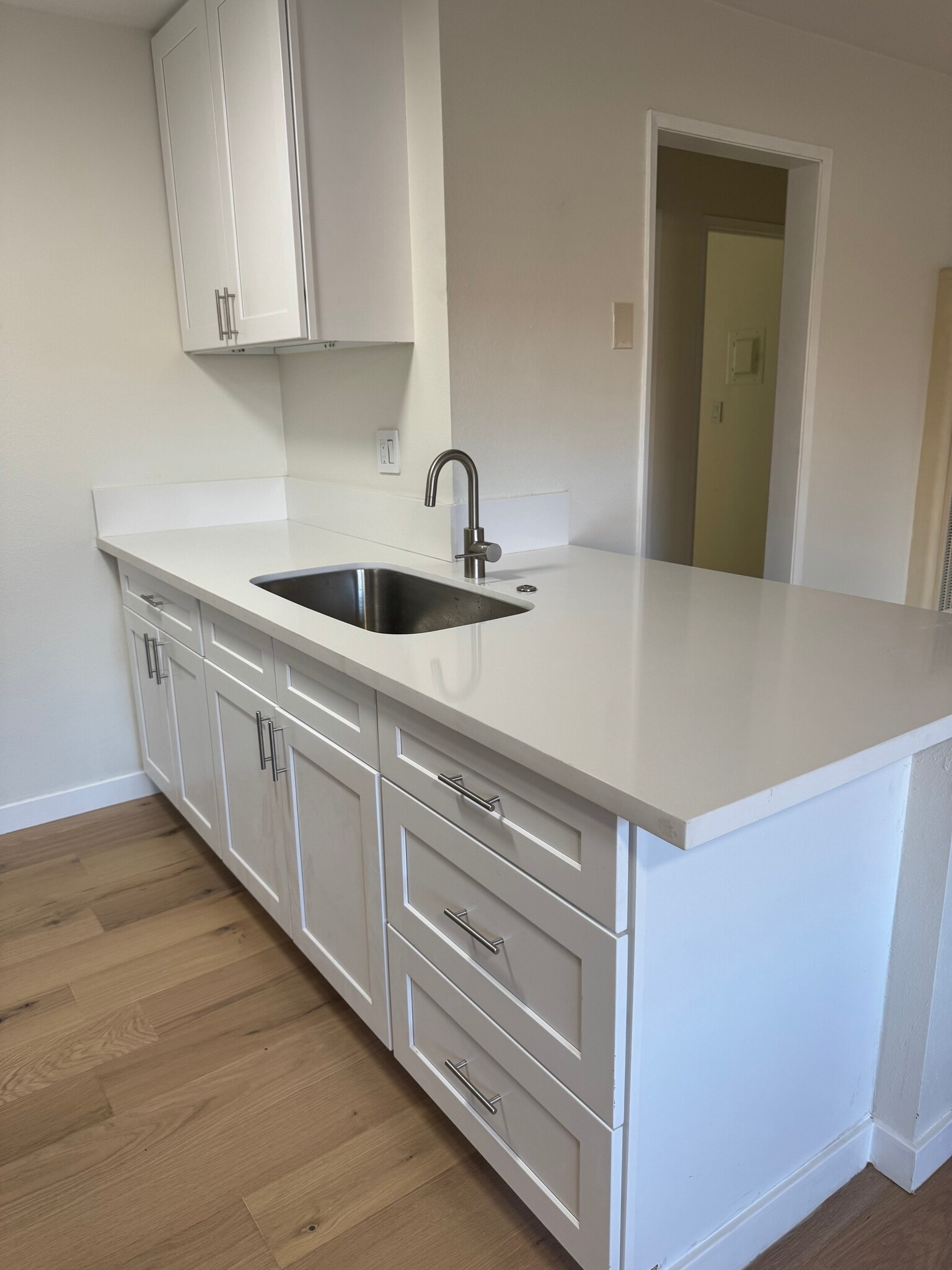 breakfast nook kitchen counter - 4633 Marine Ave