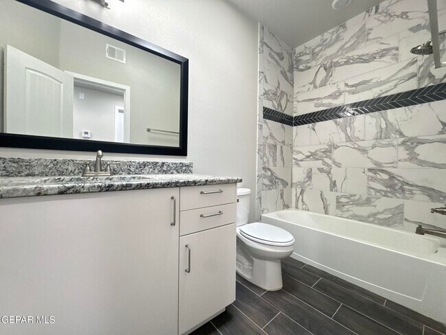 Building Photo - 13852 Paseo Alegre Ave