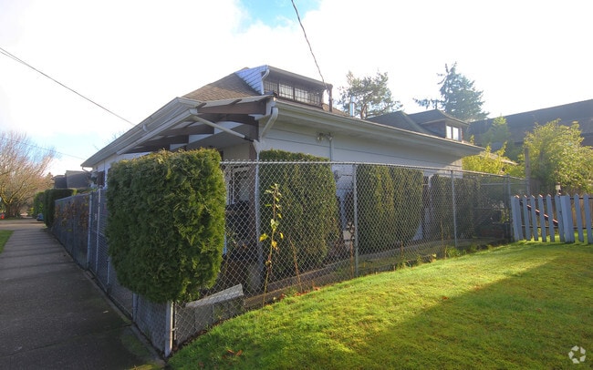 Building Photo - Hawthorne Apt