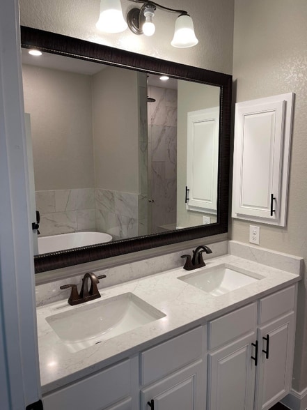 Building Photo - 704 Shoal Crk