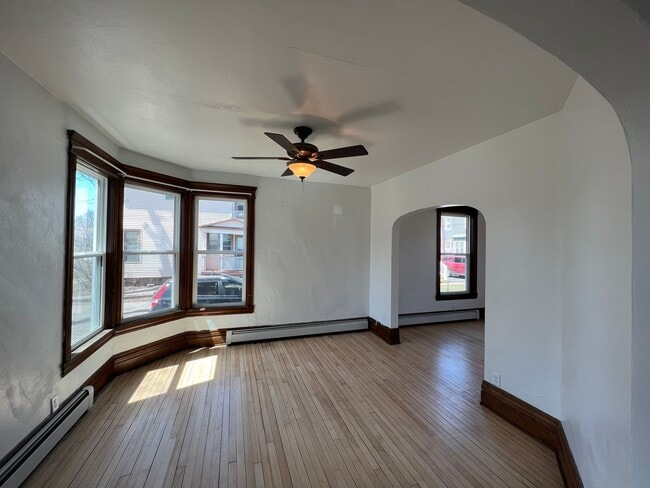 Building Photo - AVAILABLE JUNE - 4 Bed 1.5 Bath Home in Superior