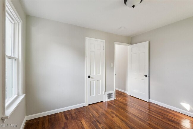 Building Photo - 12821 Oak Park Blvd