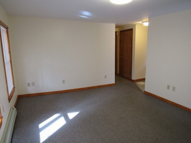 Building Photo - 390 Pleasant St