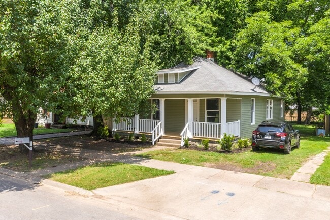 Building Photo - Charming & Renovated Two Bedroom Home