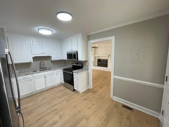 Building Photo - 606 Poe St SW