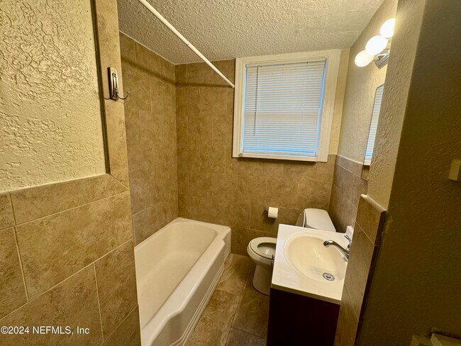 Building Photo - 2889 College St