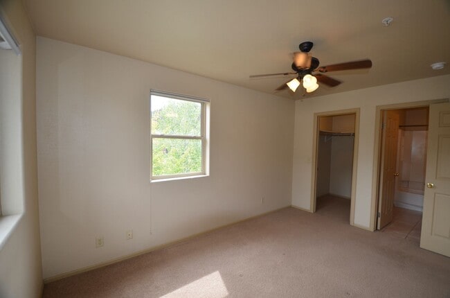 Building Photo - Unfurnished 2 Bed 2 Bath Condo-HEAT INCLUDED!