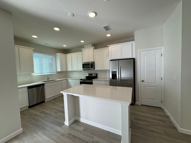 Building Photo - GATED 3 BEDROOM, 2.5 BATHROOM IN OVIEDO