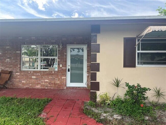 Building Photo - 420 SE 13th Dr
