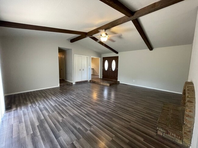 Building Photo - Move in ready! 3 bedrooms and 2 baths