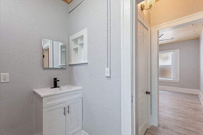 Building Photo - Charming 1 Bed, 1 Bath Apartment - All  Ut...