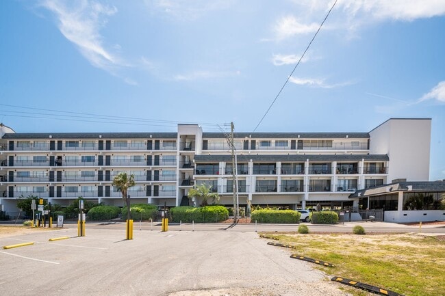 Building Photo - PERFECT "WORK FROM HOME" OFF-SEASON LOCATION