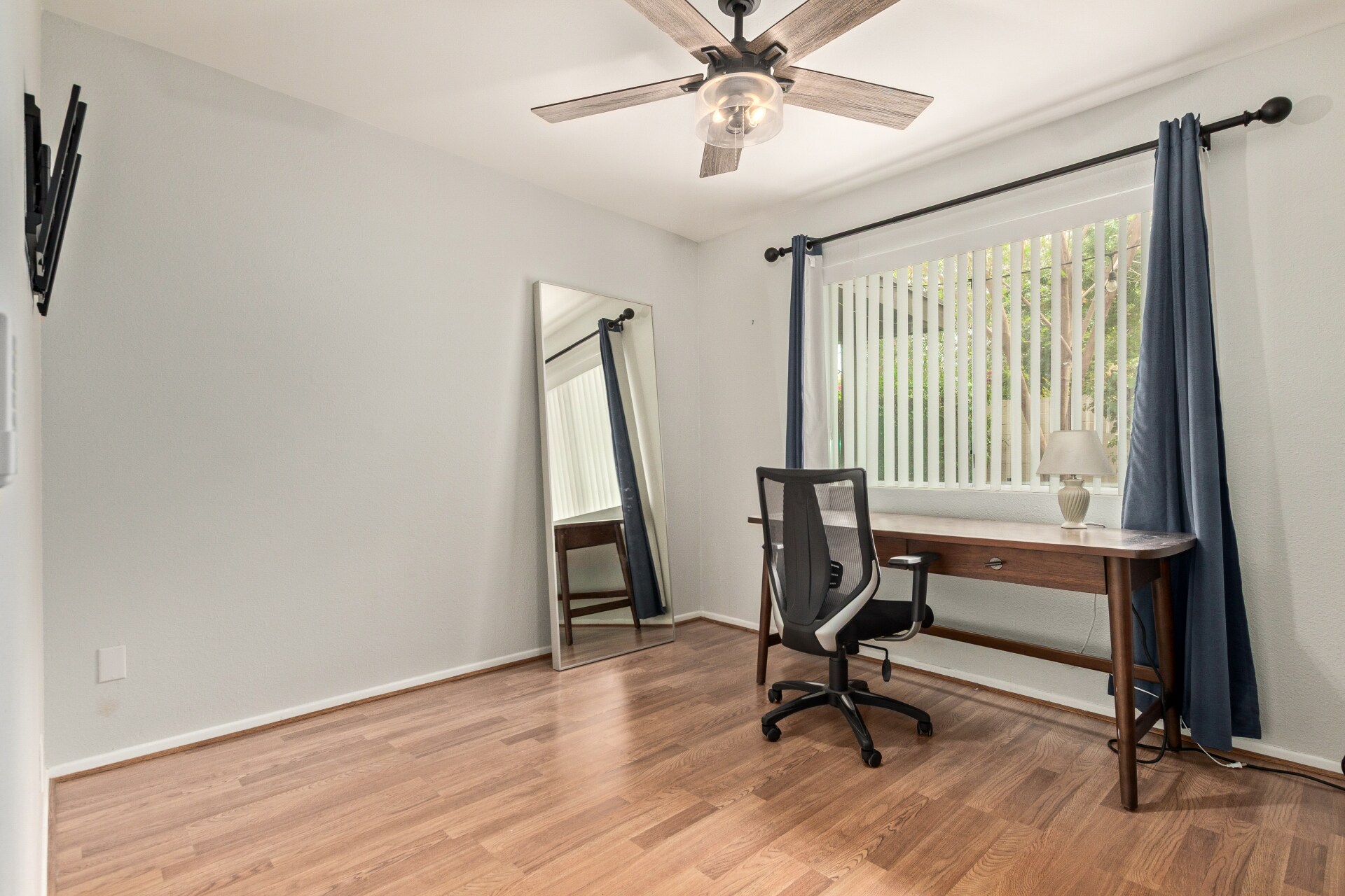 Secondary bedroom - 115 W 10th St