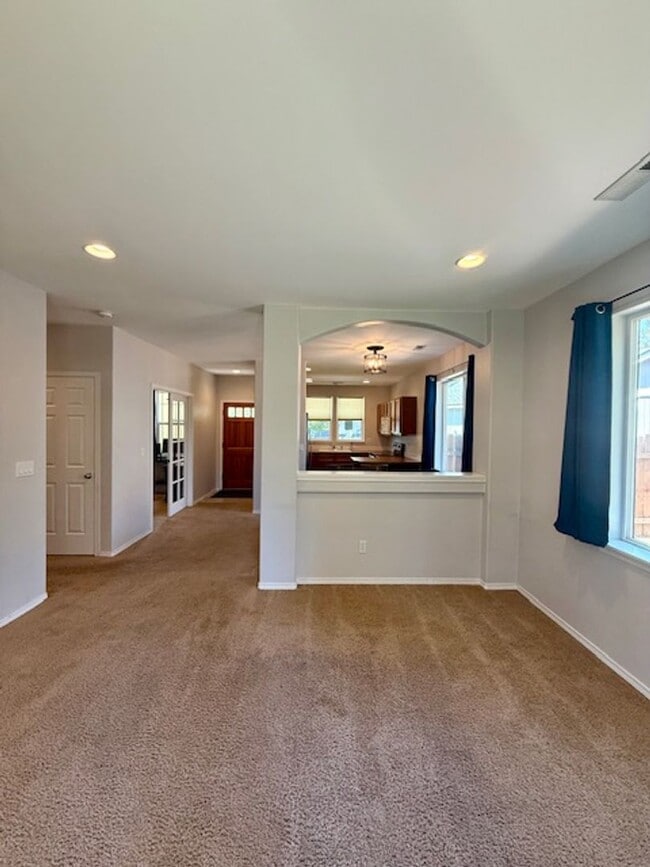 Building Photo - Charming Craftsman Home in SW Bend!