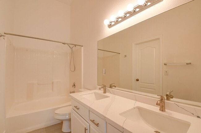 Building Photo - Gorgeous 3 bedroom 2.5 bathroom Townhome c...