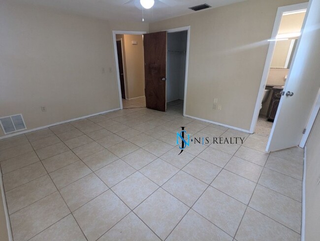Building Photo - Section 8 available: 2/2 over 1048sf with ...