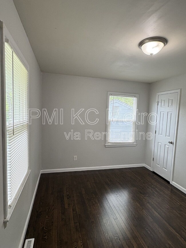 Building Photo - 1342 E 84th Terrace