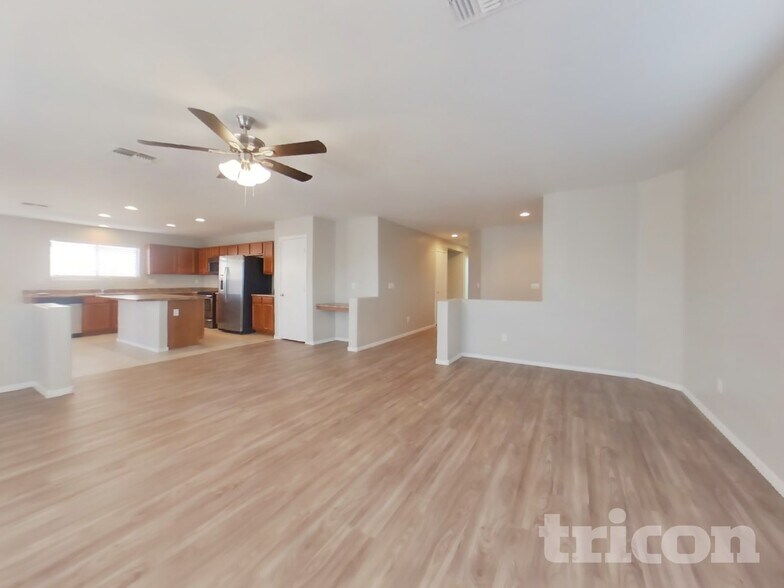 Building Photo - 39989 W Catherine Dr