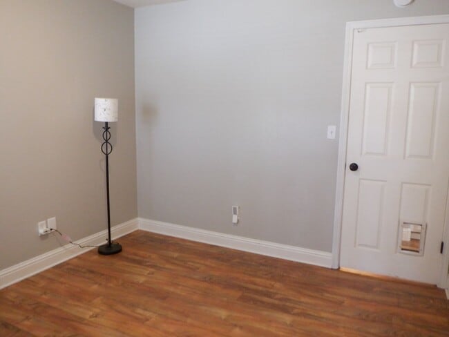 Building Photo - Cul De Sac Cutie in the City