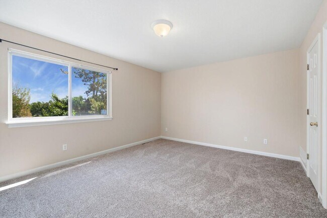 Building Photo - 698 Eagle Dr