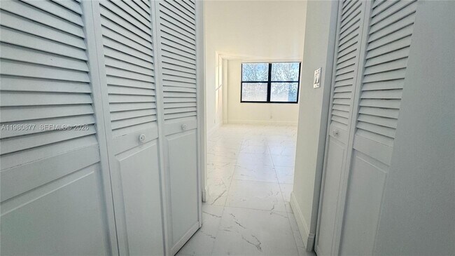 Building Photo - 18151 NE 31st Ct