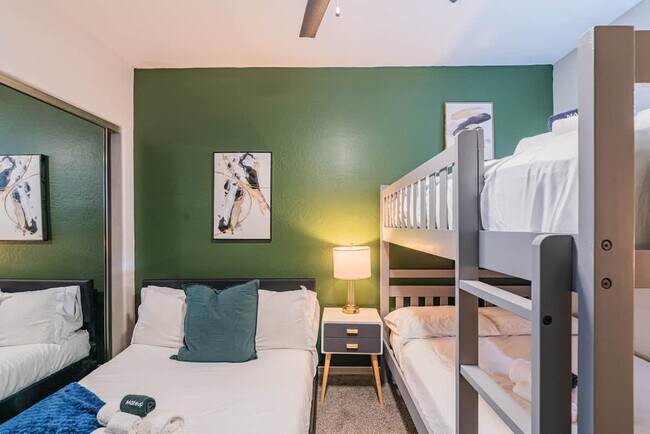 Building Photo - 1275 E University Dr