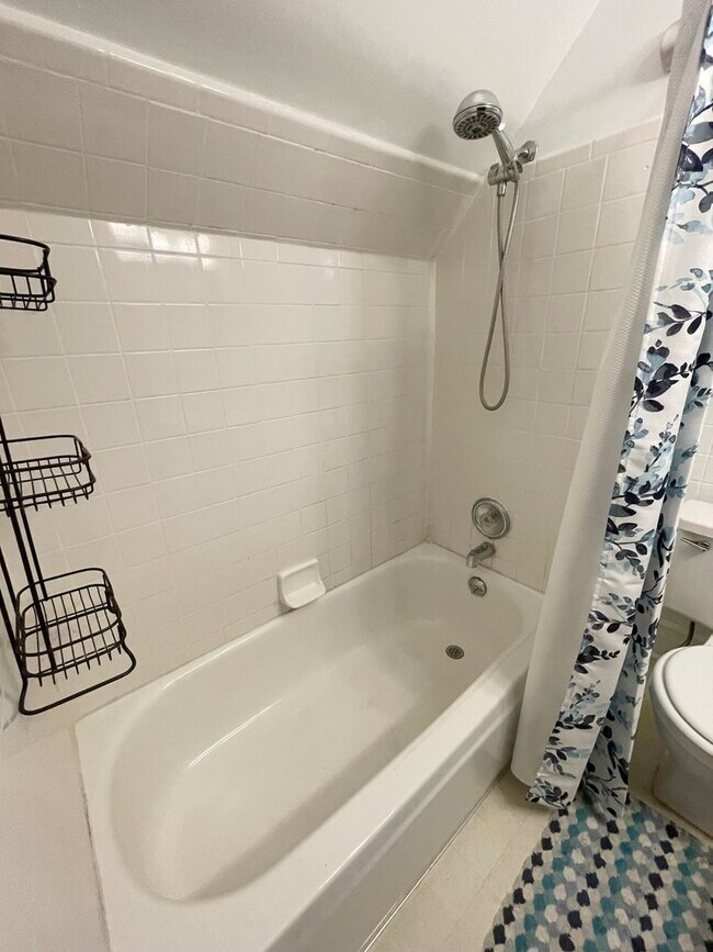 Building Photo - Three Bedroom House on Main St! | Parking, Laundry, and Central Air